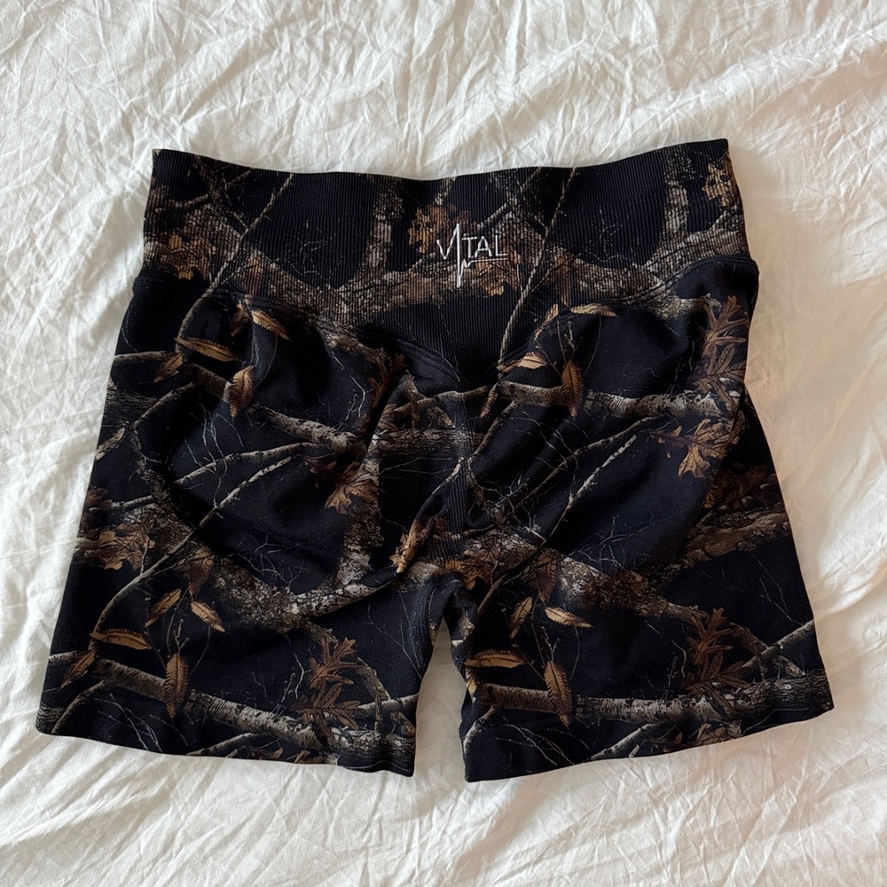 CAMOUFLAGE PINNACLE SEAMLESS SCRUNCH BUTT SHORTS 4" WOODLAND CAMO BLACK